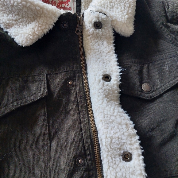 [SOLD] Unisex Levi's Vintage Corduroy Jacket with Sherpa Lining - Picture 4 of 12